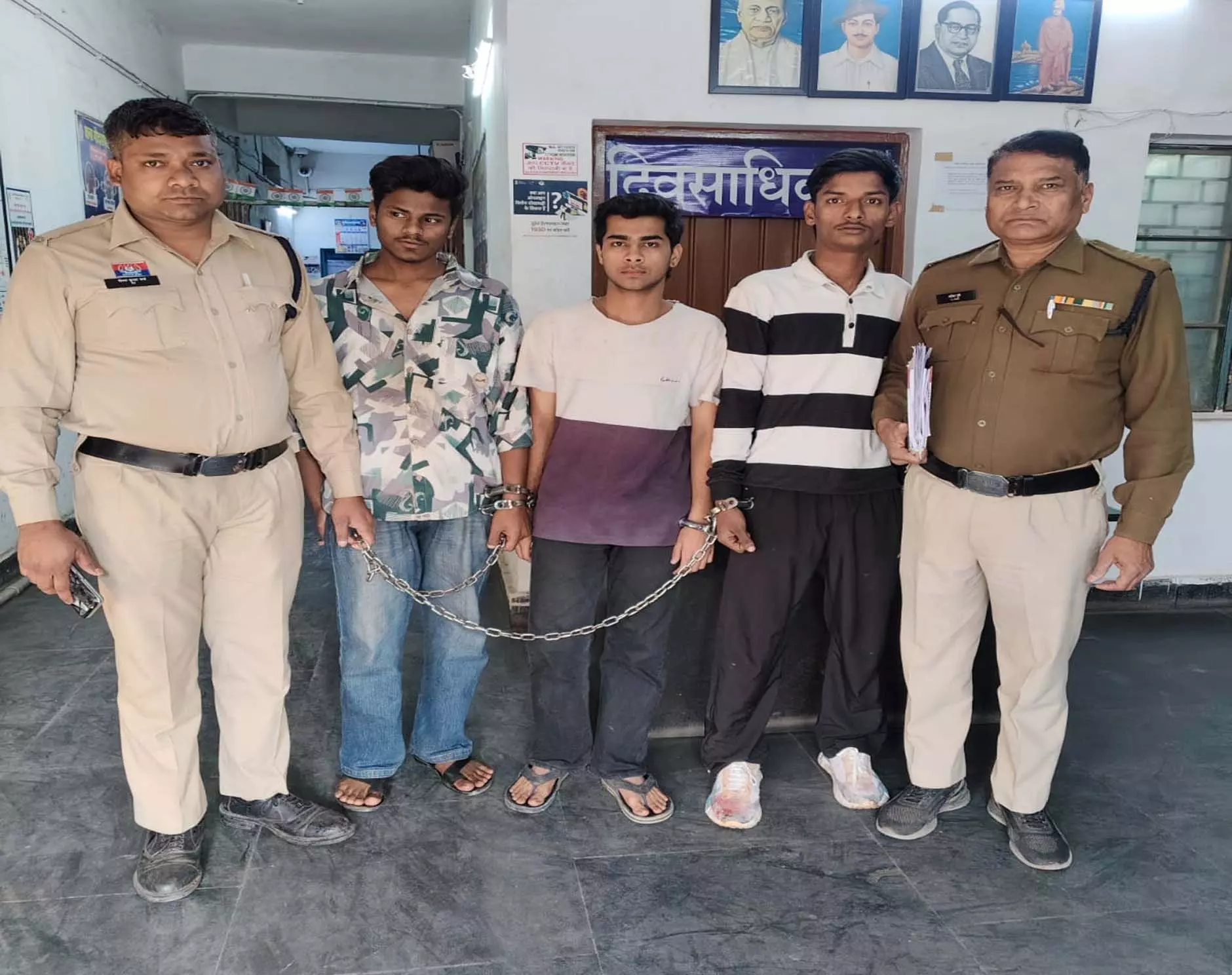 पुरानी रंजिश में चाकू से हमला, नाबालिग सहित 4 आरोपी गिरफ्तार पुरानी रंजिश में चाकू से हमला, नाबालिग सहित 4 आरोपी गिरफ्तार