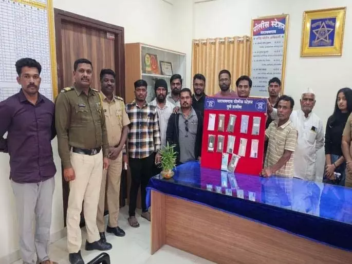 Narayangaon में 3.9 लाख रुपये के मोबाइल फोन मालिकों को लौटाए गए Narayangaon में 3.9 लाख रुपये के मोबाइल फोन मालिकों को लौटाए गए