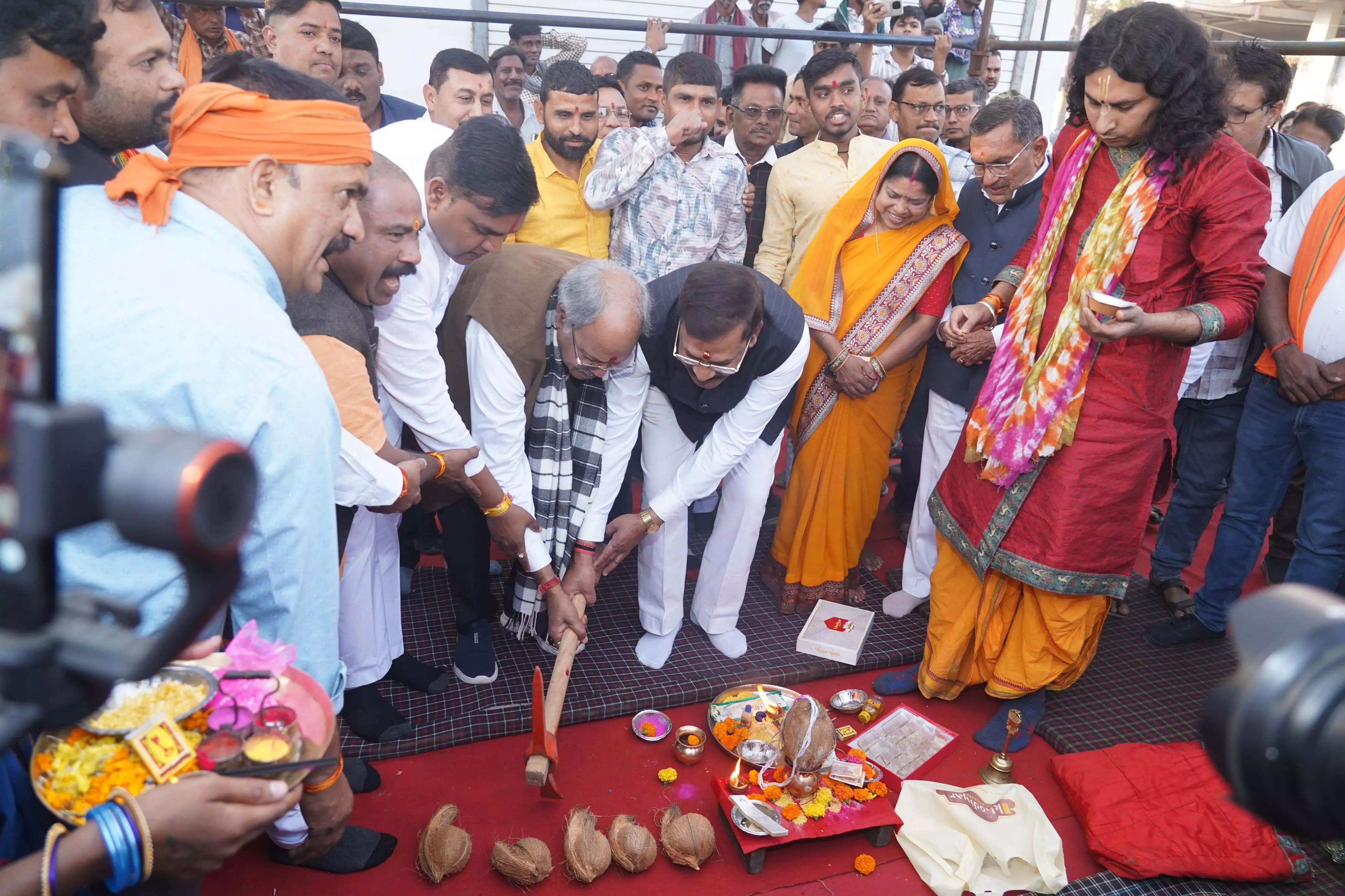 सांसद बृजमोहन ने राजधानी में 10 करोड़ रूपए के विकास कार्यों का किया भूमिपूजन सांसद बृजमोहन ने राजधानी में 10 करोड़ रूपए के विकास कार्यों का किया भूमिपूजन