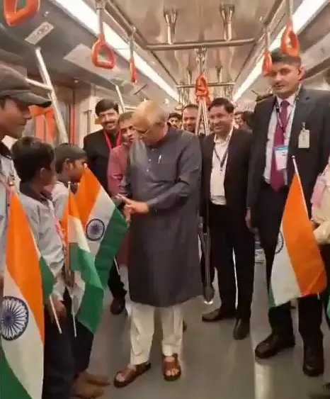 गुजरात में भूपेंद्र पटेल और हर्ष संघवी ने मेट्रो यात्रा कर जनता से लिया फीडबैक गुजरात में भूपेंद्र पटेल और हर्ष संघवी ने मेट्रो यात्रा कर जनता से लिया फीडबैक