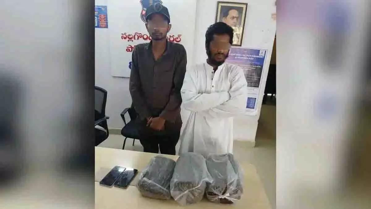Hyderabad: ओडिशा से लाए गए 4 किलो से ज़्यादा गांजे के साथ दो लोग गिरफ्तार Hyderabad: ओडिशा से लाए गए 4 किलो से ज़्यादा गांजे के साथ दो लोग गिरफ्तार
