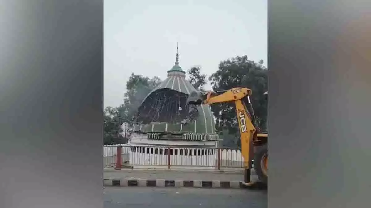 अवैध मज़ार गिराने की कार्रवाई, UP सरकार ने बुलडोज़र लगाया अवैध मज़ार गिराने की कार्रवाई, UP सरकार ने बुलडोज़र लगाया