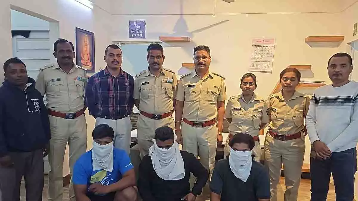 Maharashtra वन विभाग ने पुणे में तोतों की अवैध तस्करी पर कार्रवाई की Maharashtra वन विभाग ने पुणे में तोतों की अवैध तस्करी पर कार्रवाई की