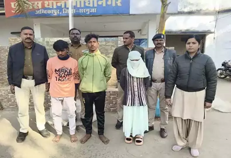 CG: गांधीनगर में चाकू से गोदकर युवक की हत्या, युवती समेत 3 गिरफ्तार CG: गांधीनगर में चाकू से गोदकर युवक की हत्या, युवती समेत 3 गिरफ्तार