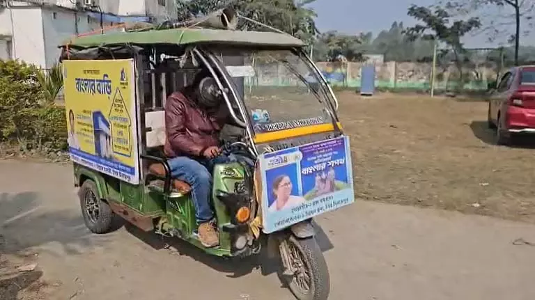 Panchayat Pradhan ने विकास के लिए टोटो चलाया, बीजेपी ने आलोचना की Panchayat Pradhan ने विकास के लिए टोटो चलाया, बीजेपी ने आलोचना की