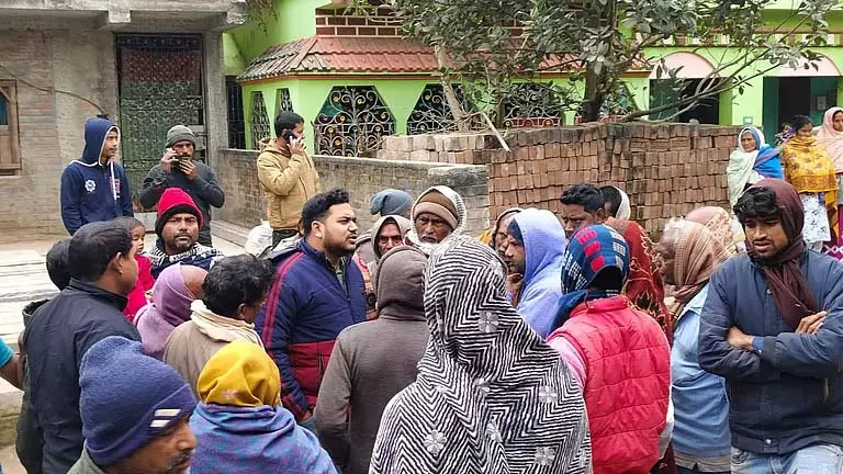 Jangalmahal दुखी है क्योंकि उसे दो साल से सैलरी नहीं मिली Jangalmahal दुखी है क्योंकि उसे दो साल से सैलरी नहीं मिली