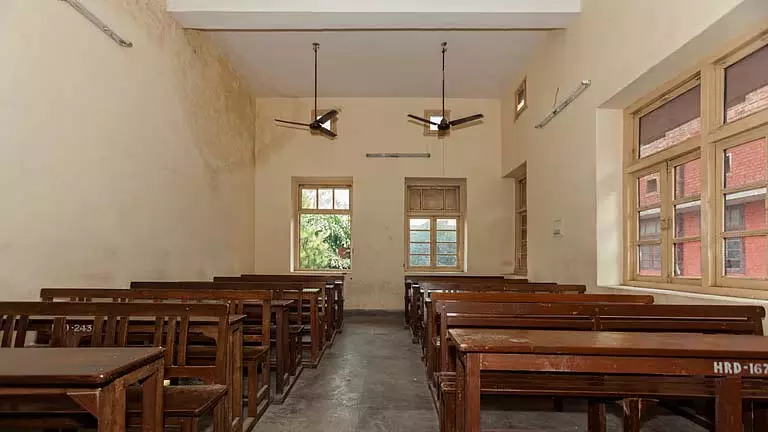 Teachers स्टूडेंट्स के घर पर, स्कूल स्टूडेंट्स के एनरोलमेंट से ध्यान खींच रहा Teachers स्टूडेंट्स के घर पर, स्कूल स्टूडेंट्स के एनरोलमेंट से ध्यान खींच रहा