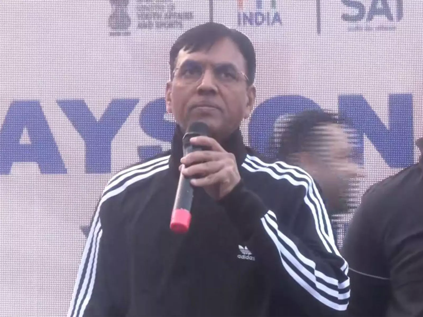 Mansukh Mandaviya, पुलेला गोपीचंद, लिएंडर पेस ने साइकिल पर 56वें फिट इंडिया संडे में भाग लिया Mansukh Mandaviya, पुलेला गोपीचंद, लिएंडर पेस ने साइकिल पर 56वें फिट इंडिया संडे में भाग लिया