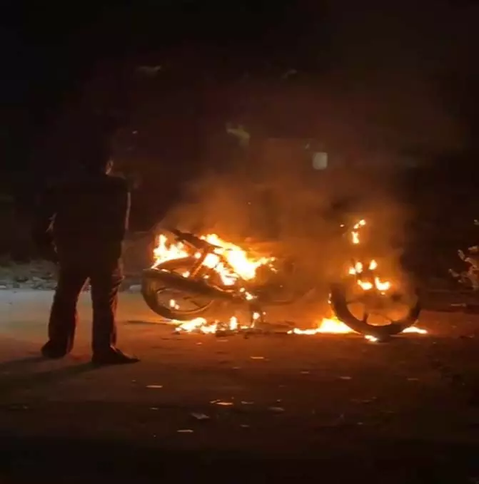 Raipur Breaking: नशे में धुत युवक ने अपनी बाइक में लगाई आग, देखें VIDEO... Raipur Breaking: नशे में धुत युवक ने अपनी बाइक में लगाई आग, देखें VIDEO...