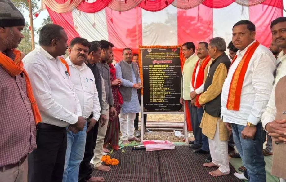 ग्रामीण विकास की नई सौगात: उप मुख्यमंत्री विजय शर्मा ने किया सड़क निर्माण कार्य का भूमिपूजन ग्रामीण विकास की नई सौगात: उप मुख्यमंत्री विजय शर्मा ने किया सड़क निर्माण कार्य का भूमिपूजन