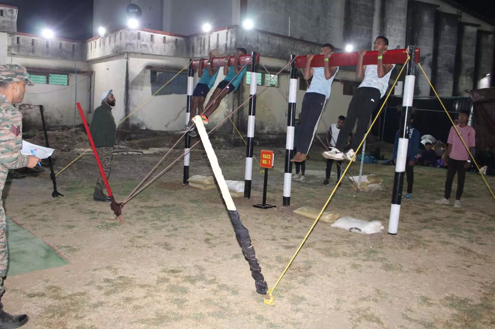 देश सेवा का जज्बा लिए सेना भर्ती में युवाओं ने दिखाया दम देश सेवा का जज्बा लिए सेना भर्ती में युवाओं ने दिखाया दम