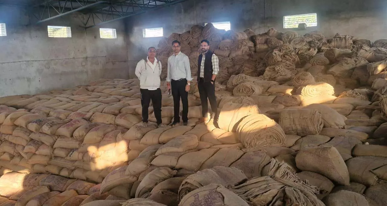 राइस मिलों में जिला प्रशासन की बड़ी कार्रवाई, 1.77 करोड़ का अवैध धान किया जब्त राइस मिलों में जिला प्रशासन की बड़ी कार्रवाई, 1.77 करोड़ का अवैध धान किया जब्त