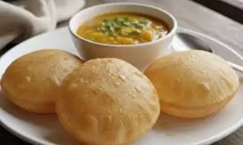 Simple Poori Recipe: घर पर बनाएं रेस्टोरेंट जैसी फूली-फूली सिंपल पूरियां