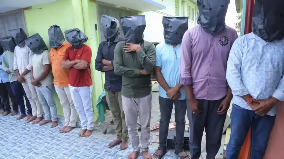 Khammam: 547 करोड़ रुपये के साइबर फ्रॉड से जुड़े बैंक अकाउंट्स के लिए 18 लोग गिरफ्तार Khammam: 547 करोड़ रुपये के साइबर फ्रॉड से जुड़े बैंक अकाउंट्स के लिए 18 लोग गिरफ्तार