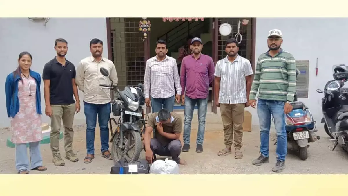 Hyderabad: प्रोहिबिशन और एक्साइज डिपार्टमेंट ने गांजा मामले में दो आरोपियों को दबोचा Hyderabad: प्रोहिबिशन और एक्साइज डिपार्टमेंट ने गांजा मामले में दो आरोपियों को दबोचा