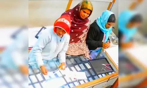 OMG! महिला मास्टरमाइंड ने रिश्तेदारों संग मिलकर दिया कई वारदातों को अंजाम...चोर गिरोह का खुलासा OMG! महिला मास्टरमाइंड ने रिश्तेदारों संग मिलकर दिया कई वारदातों को अंजाम...चोर गिरोह का खुलासा