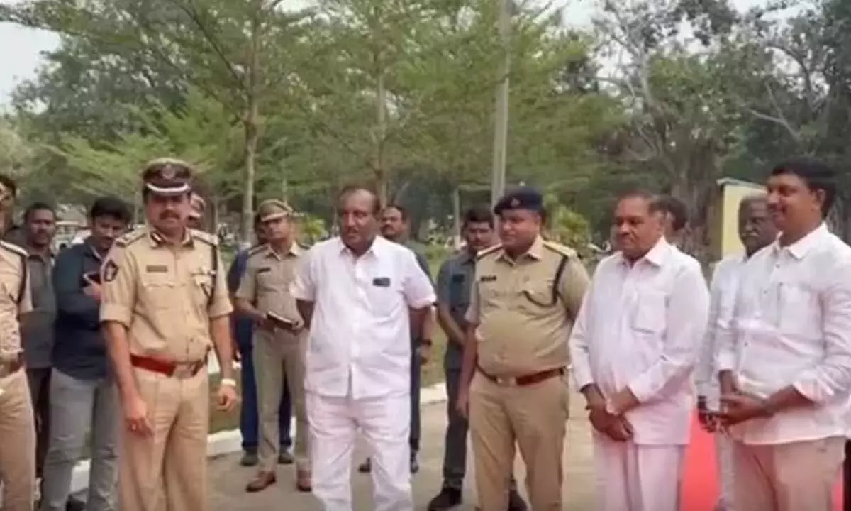 Andhra: लिकिथ इंफ्रा ने कृष्णा जिले की पुलिस को नौ गाड़ियां दान कीं Andhra: लिकिथ इंफ्रा ने कृष्णा जिले की पुलिस को नौ गाड़ियां दान कीं