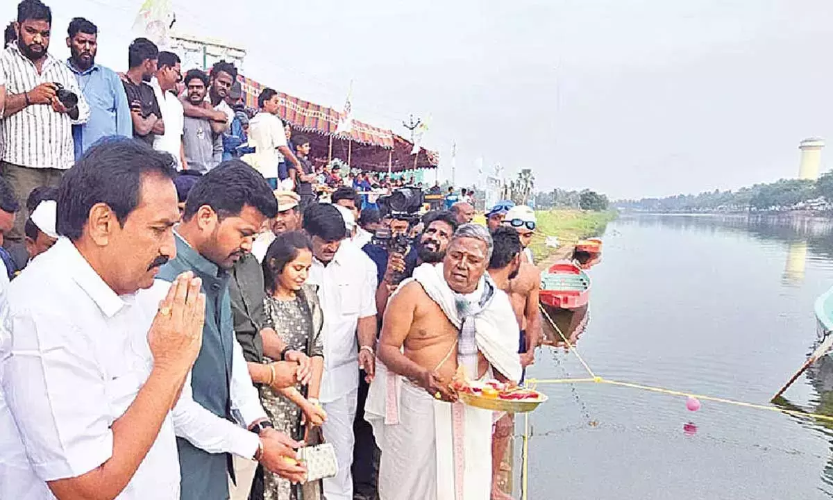 Andhra: ड्रैगन बोट रेस, सांस्कृतिक उत्सव शुरू हुए Andhra: ड्रैगन बोट रेस, सांस्कृतिक उत्सव शुरू हुए