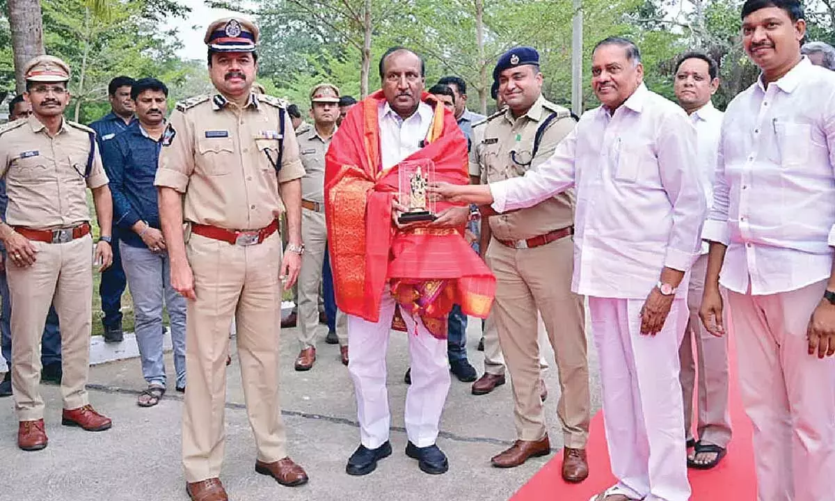 Andhra: लिकिथ इंफ्रा ने कृष्णा जिले की पुलिस को नौ गाड़ियां दान कीं Andhra: लिकिथ इंफ्रा ने कृष्णा जिले की पुलिस को नौ गाड़ियां दान कीं