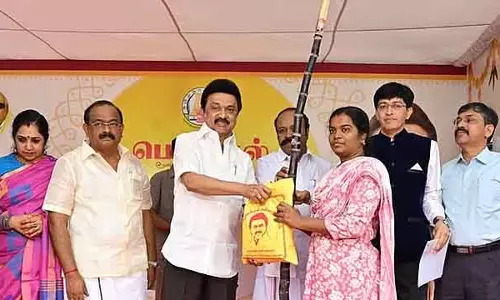 Tamil Nadu : अब तक 1.86 करोड़ परिवारों को 3,000 रुपये के पोंगल गिफ्ट पैकेज बांटे जा चुके है Tamil Nadu : अब तक 1.86 करोड़ परिवारों को 3,000 रुपये के पोंगल गिफ्ट पैकेज बांटे जा चुके है