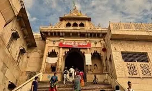 Up News: राधा रानी के दर्शन करने आई महिला श्रद्धालु की मौत Up News: राधा रानी के दर्शन करने आई महिला श्रद्धालु की मौत