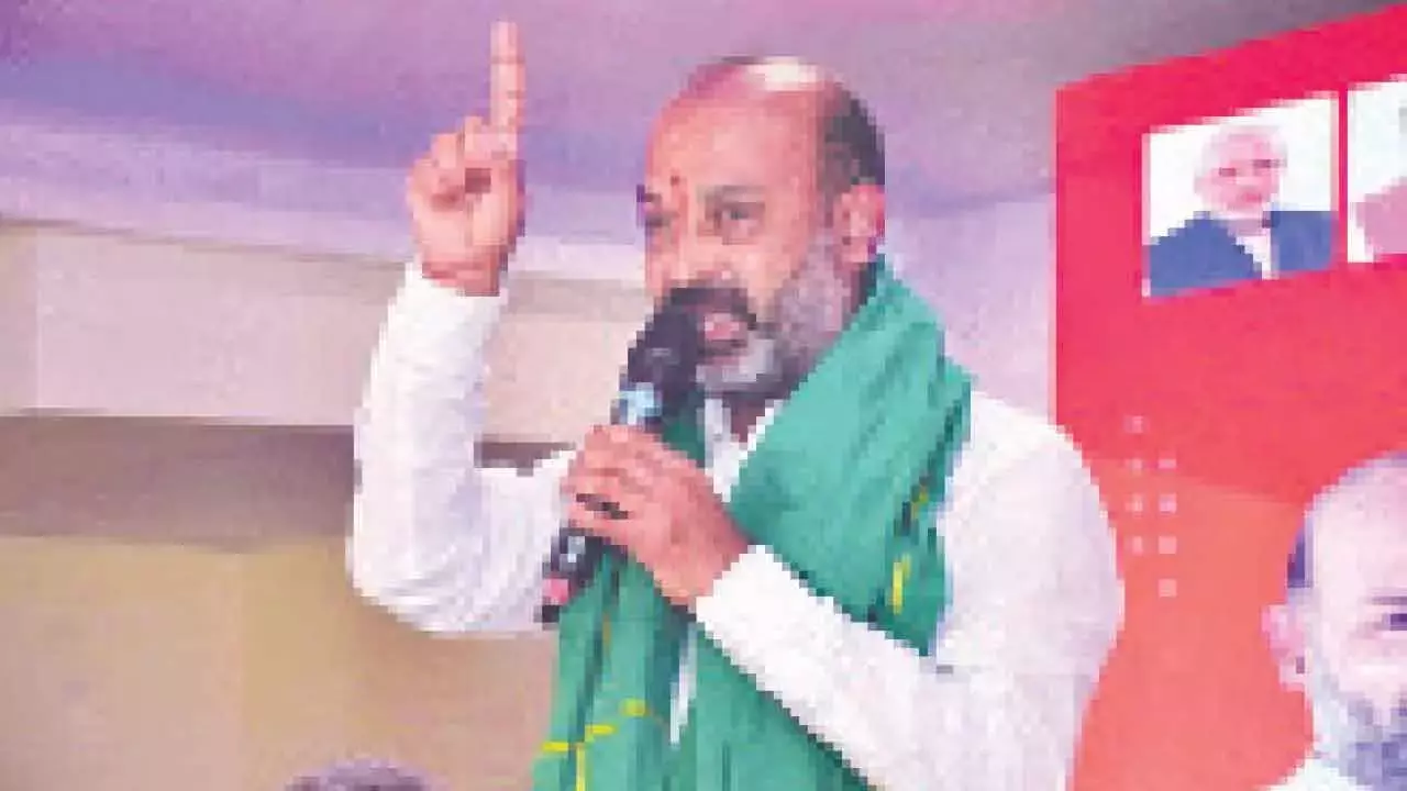 महिला पहले AIMIM प्रमुख बनें, फिर PM बनने का सपना देखें: बंदी संजय महिला पहले AIMIM प्रमुख बनें, फिर PM बनने का सपना देखें: बंदी संजय