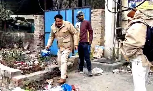 Bahadurgarh में कूड़े के ढेर में भ्रूण मिला Bahadurgarh में कूड़े के ढेर में भ्रूण मिला