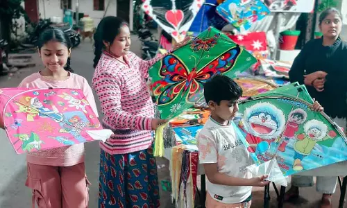 Indore : इस संक्रांति पर आसमान में डिज़ाइनर पतंगें बिखेरेंगी रंग Indore : इस संक्रांति पर आसमान में डिज़ाइनर पतंगें बिखेरेंगी रंग