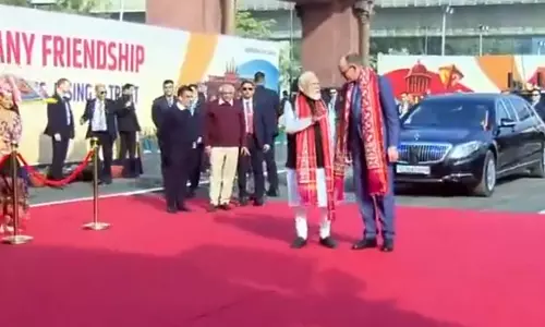 PM मोदी और जर्मन चांसलर ने साबरमती रिवरफ्रंट पर इंटरनेशनल काइट फेस्टिवल 2026 में हिस्सा लिया PM मोदी और जर्मन चांसलर ने साबरमती रिवरफ्रंट पर इंटरनेशनल काइट फेस्टिवल 2026 में हिस्सा लिया