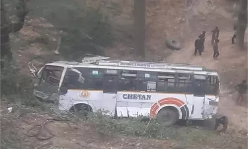 Himachal Pradesh: खाई में गिरी बस, एक की मौत,मची चीख-पुकार