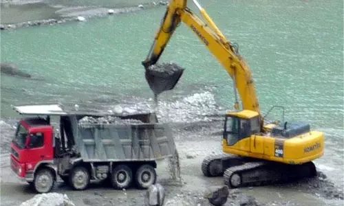 Himachal Pradesh: मारकंडा नदी में अवैध खनन, पुलिस कार्रवाई Himachal Pradesh: मारकंडा नदी में अवैध खनन, पुलिस कार्रवाई