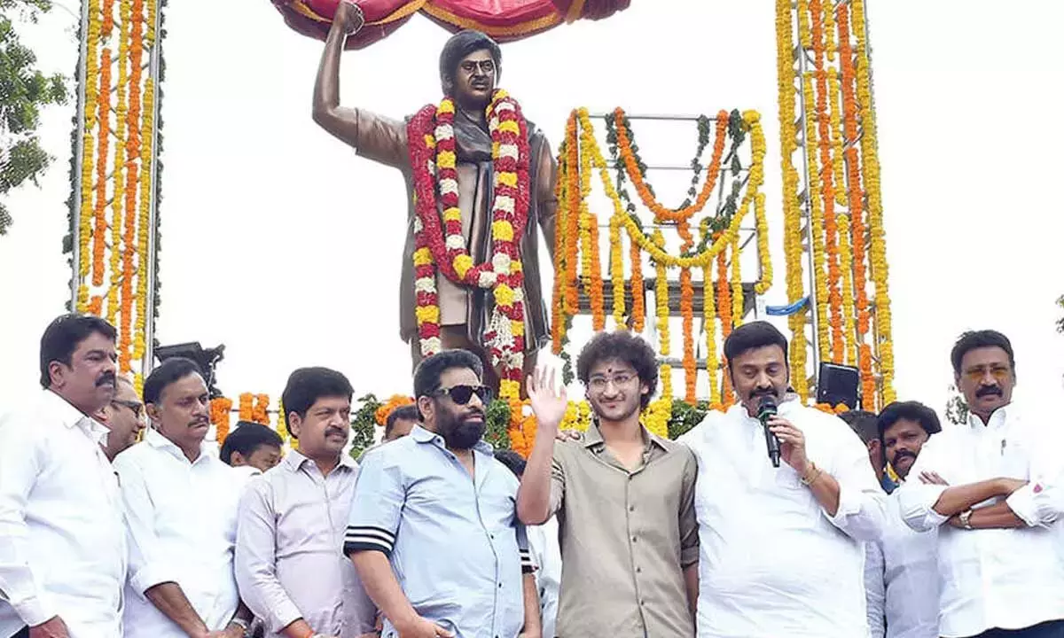 Lenin Center में सुपरस्टार कृष्णा की प्रतिमा का अनावरण किया गया Lenin Center में सुपरस्टार कृष्णा की प्रतिमा का अनावरण किया गया