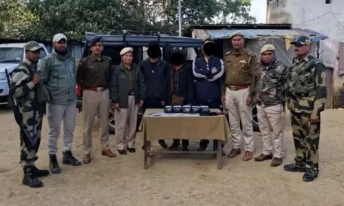 Manipur: टेंग्नौपाल के पास 5 करोड़ रुपये के ड्रग्स के साथ महिला समेत तीन लोग गिरफ्तार Manipur: टेंग्नौपाल के पास 5 करोड़ रुपये के ड्रग्स के साथ महिला समेत तीन लोग गिरफ्तार