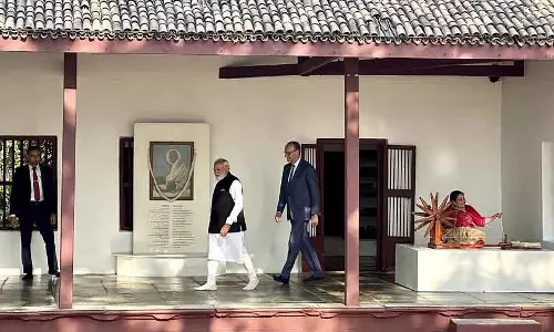 PM Modi और जर्मन चांसलर मर्ज़ ने साबरमती आश्रम में महात्मा गांधी को श्रद्धांजलि दी PM Modi और जर्मन चांसलर मर्ज़ ने साबरमती आश्रम में महात्मा गांधी को श्रद्धांजलि दी