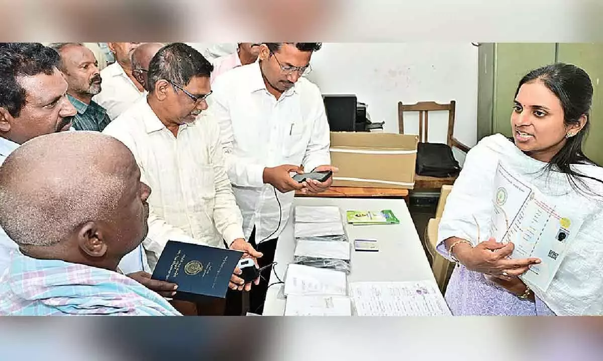 Andhra: कलेक्टर ने नए पट्टादार पासबुक बांटे Andhra: कलेक्टर ने नए पट्टादार पासबुक बांटे