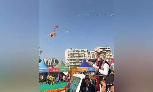 PM मोदी और जर्मन चांसलर मर्ज़ ने काइट फेस्टिवल में भगवान हनुमान की पतंग उड़ाई