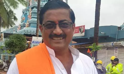 Davangere के पूर्व पार्षद जली हुई कार में मृत पाए गए, पुलिस को आत्महत्या का शक Davangere के पूर्व पार्षद जली हुई कार में मृत पाए गए, पुलिस को आत्महत्या का शक
