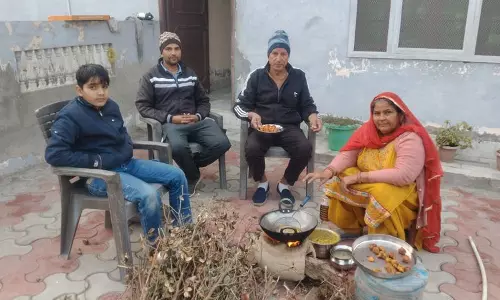 Haryana : सर्दियों की मीठी कहानियाँ ग्रामीण रसोई से गायब हो रही हैं Haryana : सर्दियों की मीठी कहानियाँ ग्रामीण रसोई से गायब हो रही हैं