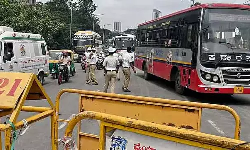 Bengaluru में हर मिनट 14 ट्रैफिक नियम तोड़ने की घटनाएं: 20 लाख ड्राइवर हेलमेट नहीं पहनते Bengaluru में हर मिनट 14 ट्रैफिक नियम तोड़ने की घटनाएं: 20 लाख ड्राइवर हेलमेट नहीं पहनते