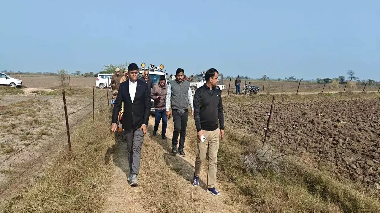 Jalaun: सर्च ऑपरेशन से तेंदुआ दूर, वन विभाग की टीमें सतर्क Jalaun: सर्च ऑपरेशन से तेंदुआ दूर, वन विभाग की टीमें सतर्क