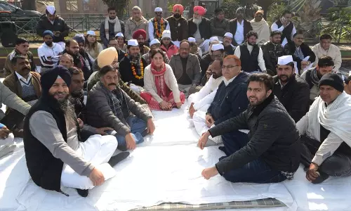 Congress ने केंद्र पर मज़दूरों के अधिकारों को कमज़ोर करने का आरोप लगाया
