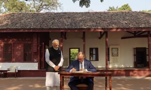साबरमती: पीएम मोदी ने जर्मन चांसलर को महात्मा गांधी की विरासत दिखाई