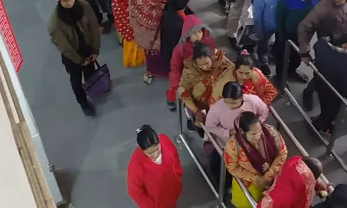 Farrukhabad: लोहिया अस्पताल में उमड़ी मरीजों की भीड़, हंगामा मचा Farrukhabad: लोहिया अस्पताल में उमड़ी मरीजों की भीड़, हंगामा मचा