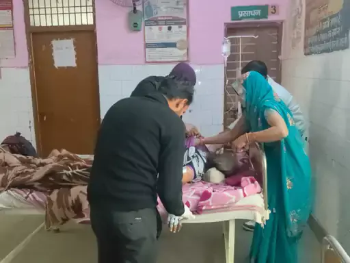 Farrukhabad: वृद्धा अलाव तापते समय घायल, अस्पताल में इलाज जारी Farrukhabad: वृद्धा अलाव तापते समय घायल, अस्पताल में इलाज जारी