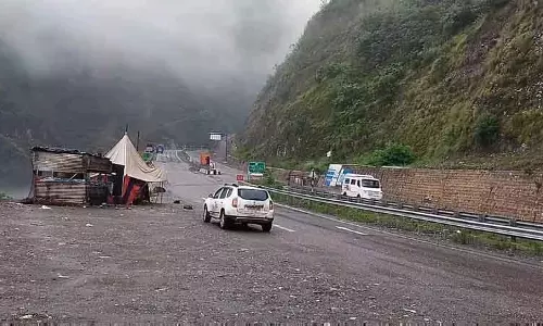 Jammu Srinagar हाईवे पर ट्रैफिक सामान्य, मुगल रोड पर पाले से धीमा Jammu Srinagar हाईवे पर ट्रैफिक सामान्य, मुगल रोड पर पाले से धीमा