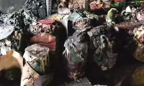 Farrukhabad: मूंगफली विक्रेता की दुकान में आग, लाखों का नुकसान