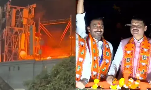 Municipal Elections 2026: पिंपरी में महाराष्ट्र के सीएम के रोड शो के दौरान मोबाइल टावर में आग लग गई Municipal Elections 2026: पिंपरी में महाराष्ट्र के सीएम के रोड शो के दौरान मोबाइल टावर में आग लग गई
