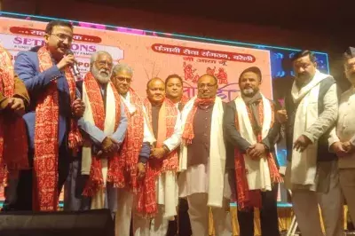 Bareilly: लोहड़ी की खुशी, “गुलाबी आंखें जो तेरी” पर झूमते दर्शक Bareilly: लोहड़ी की खुशी, “गुलाबी आंखें जो तेरी” पर झूमते दर्शक