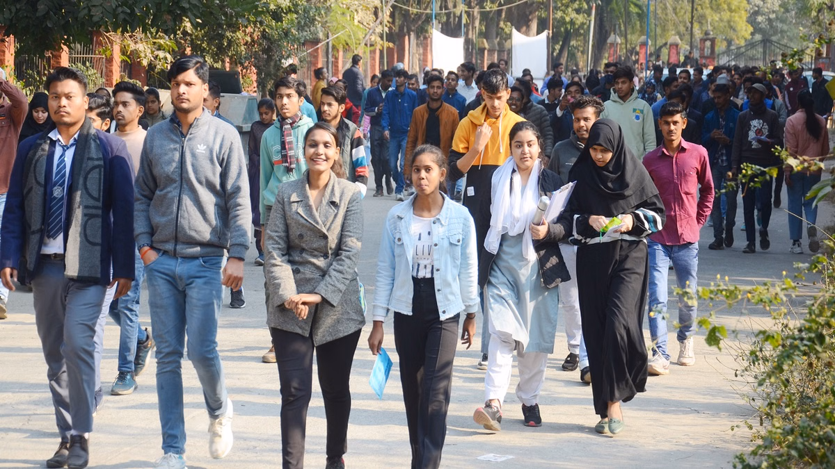 Bareilly: परीक्षा में आउट ऑफ सिलेबस होने पर अभ्यर्थियों ने जताया गुस्सा Bareilly: परीक्षा में आउट ऑफ सिलेबस होने पर अभ्यर्थियों ने जताया गुस्सा