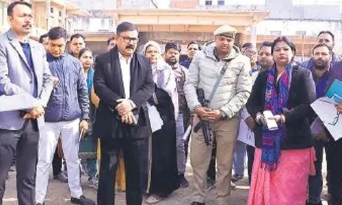 Bareilly: डीएम ने मतदान बूथ का दौरा किया, बीएलओ ने मतदाता सूची सुनाई Bareilly: डीएम ने मतदान बूथ का दौरा किया, बीएलओ ने मतदाता सूची सुनाई